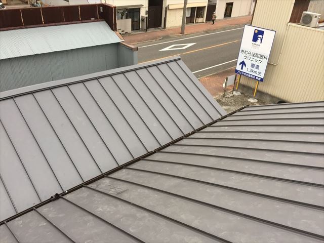 雨漏りしている瓦屋根