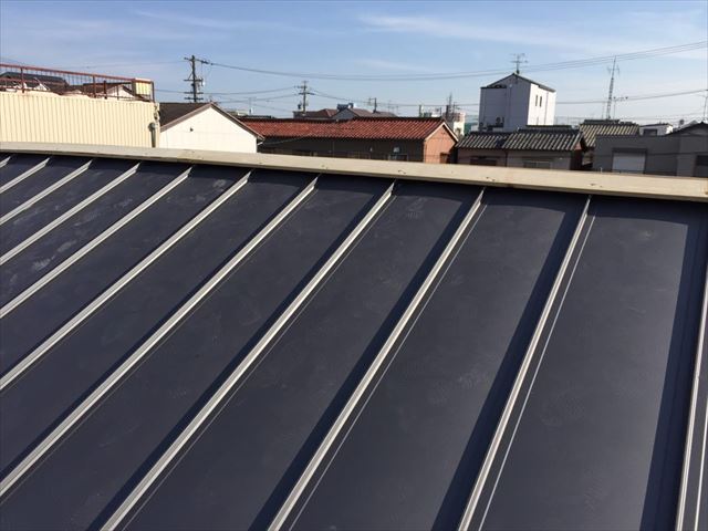 雨漏りしている瓦屋根