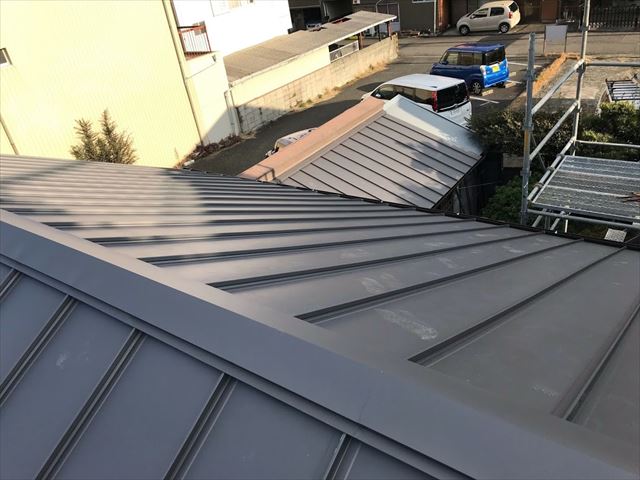 雨漏りしている瓦屋根