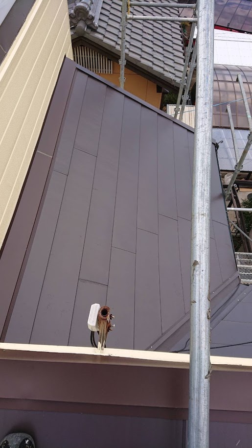 塗装したてのスレートのカバー工事