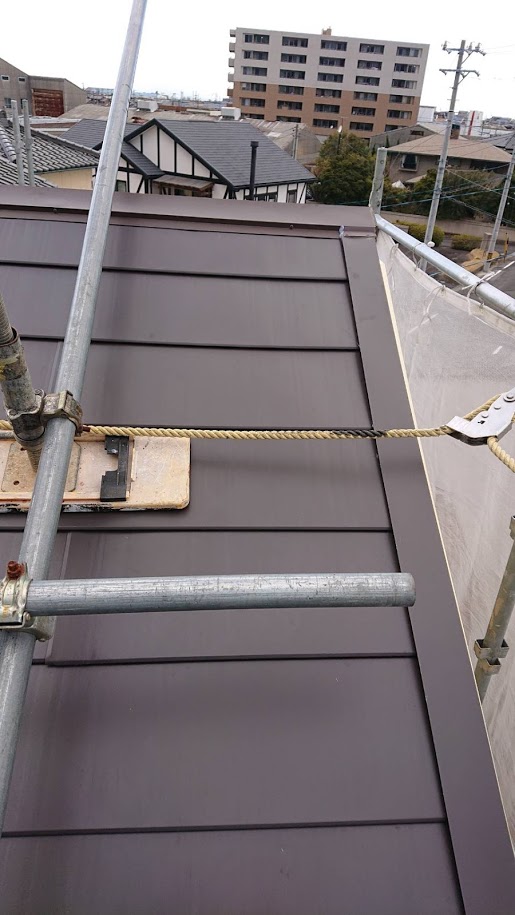 塗装したてのスレートのカバー工事