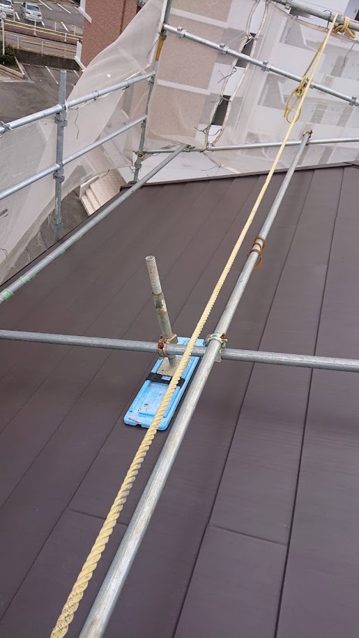 塗装したてのスレートのカバー工事