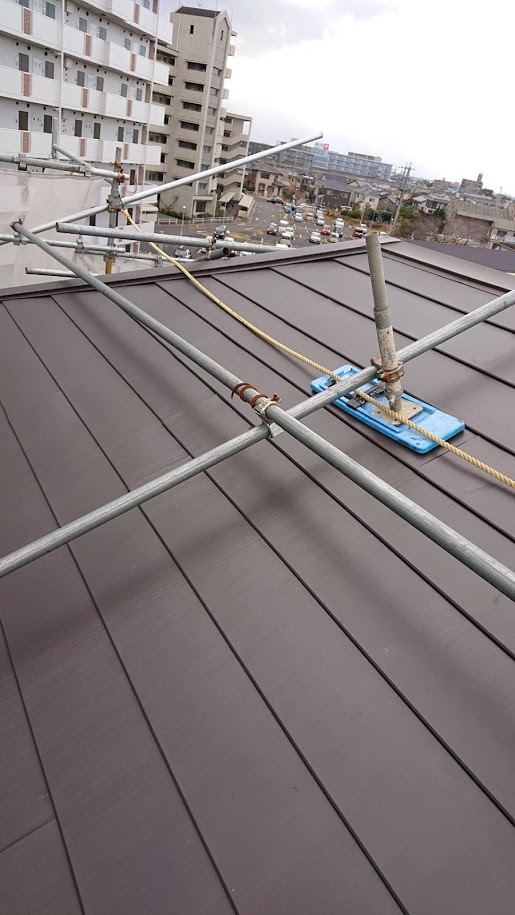 塗装したてのスレートのカバー工事