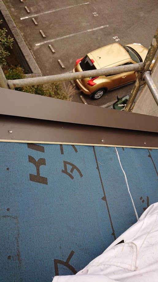 塗装したてのスレートのカバー工事