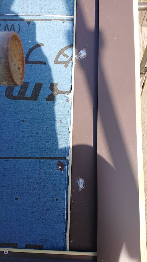 塗装したてのスレートのカバー工事