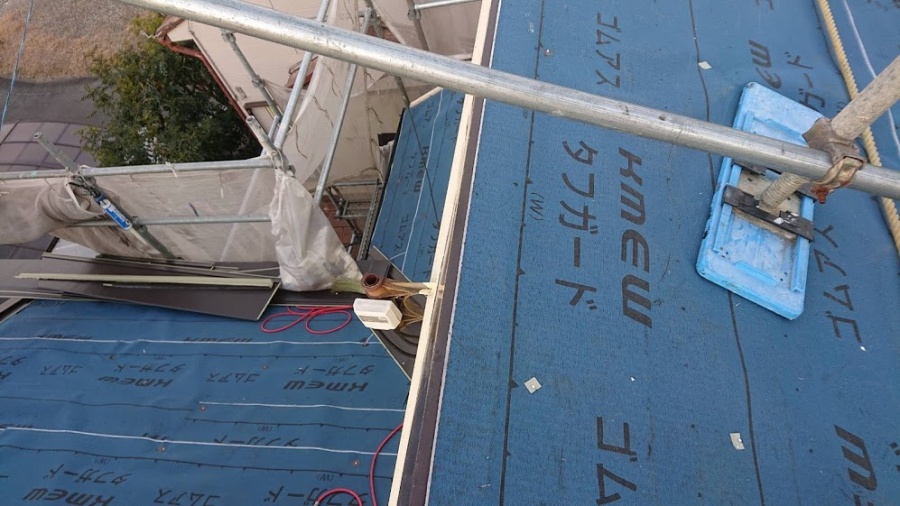 塗装したてのスレートのカバー工事