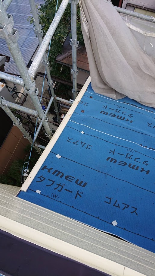 塗装したてのスレートのカバー工事