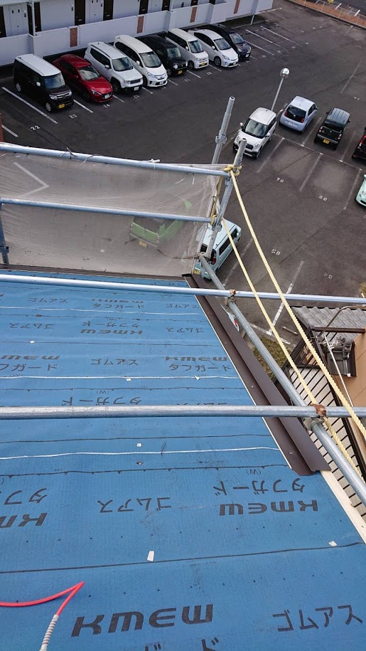 塗装したてのスレートのカバー工事