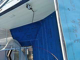 塗装したてのスレートのカバー工事