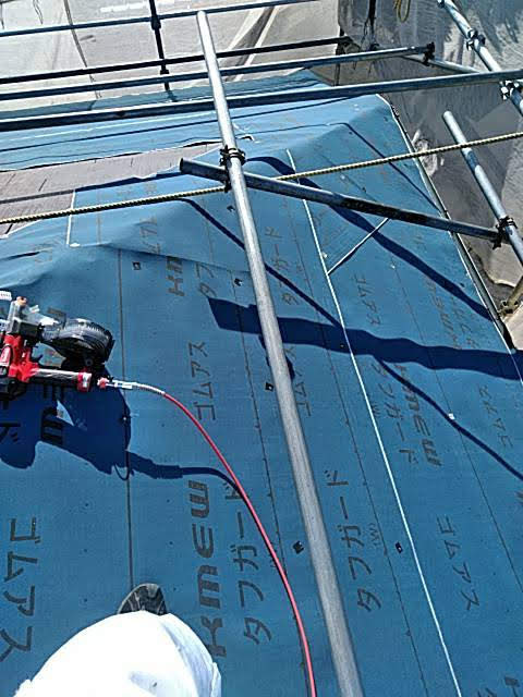 塗装したてのスレートのカバー工事