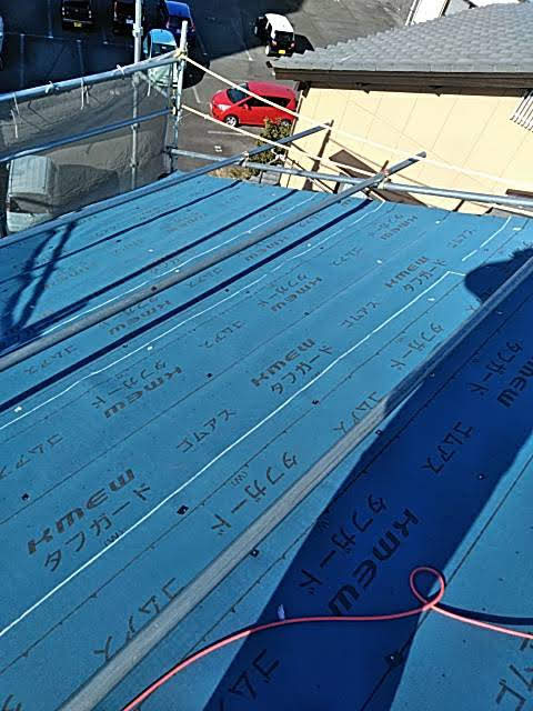 塗装したてのスレートのカバー工事