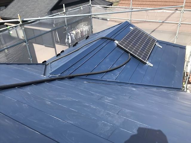 太陽光のある屋根のカバー工事
