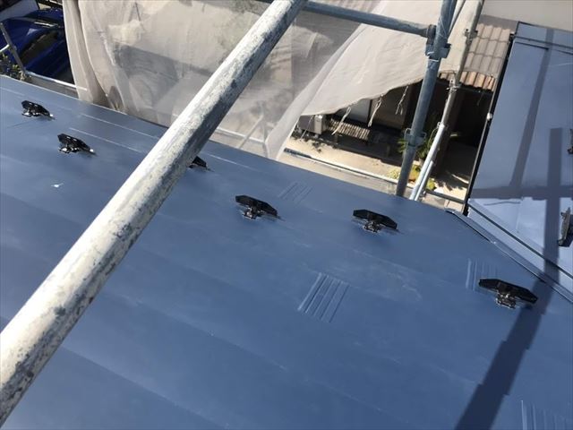 太陽光のある屋根のカバー工事