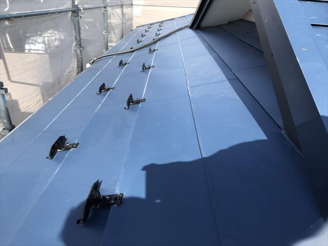 太陽光のある屋根のカバー工事