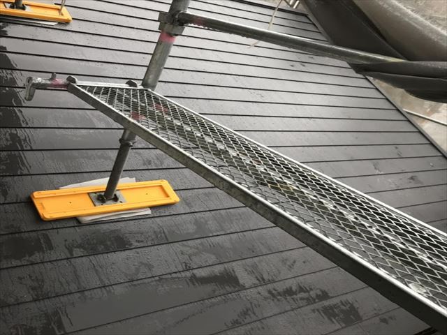 瓦が半分落ちた屋根