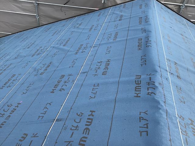 瓦が半分落ちた屋根