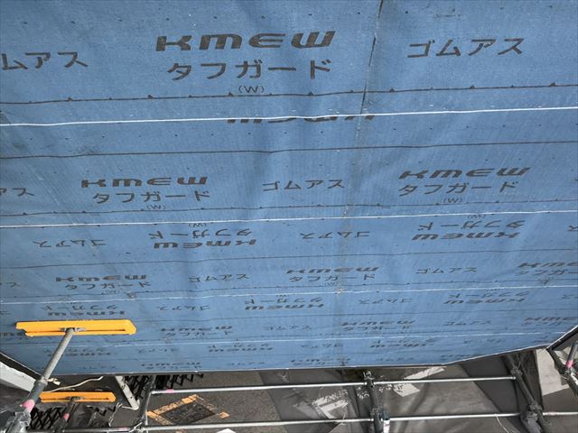 瓦が半分落ちた屋根