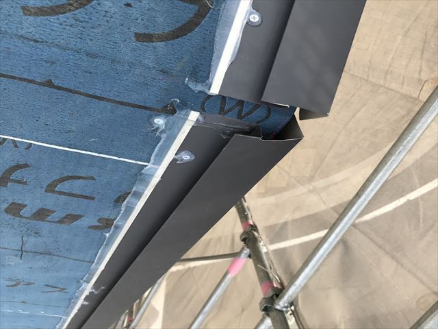 瓦が半分落ちた屋根