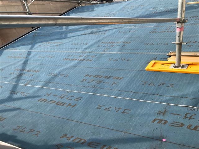 瓦が半分落ちた屋根