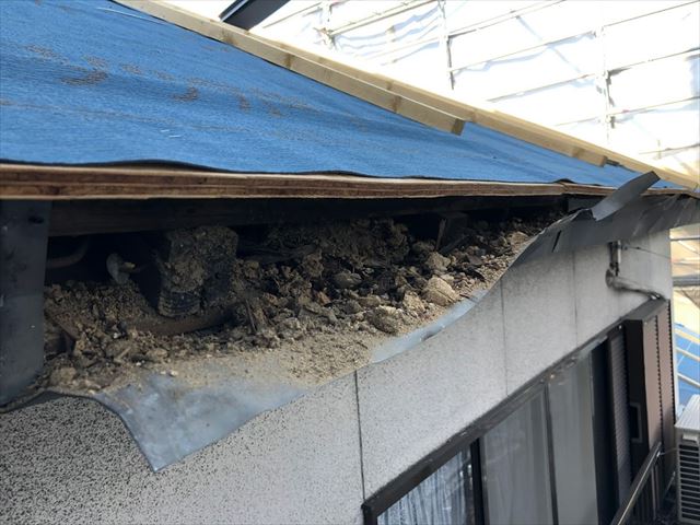 瓦が半分落ちた施工前