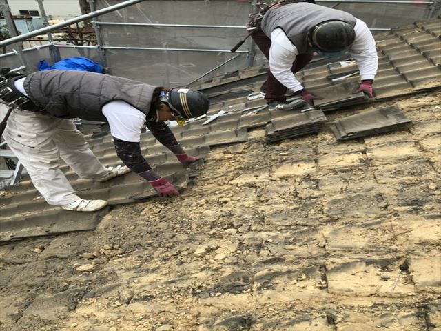 瓦が半分落ちた屋根
