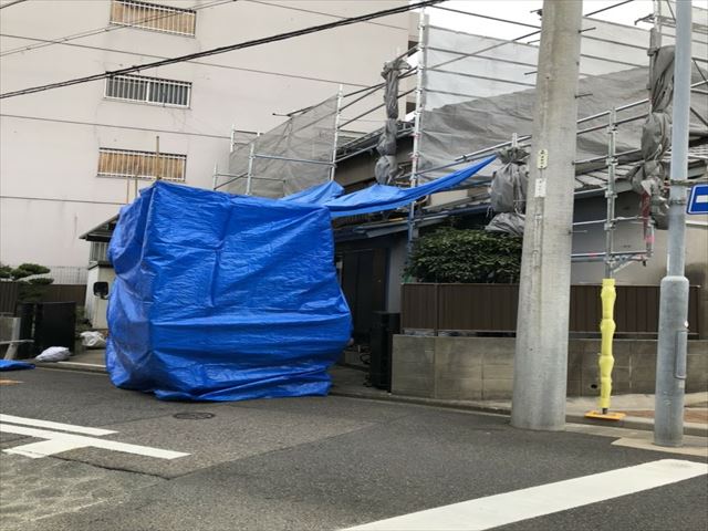 瓦が半分落ちた屋根