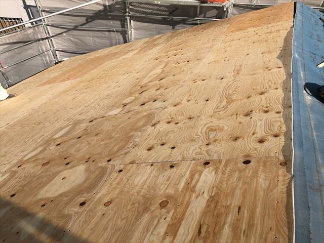 瓦が半分落ちた屋根