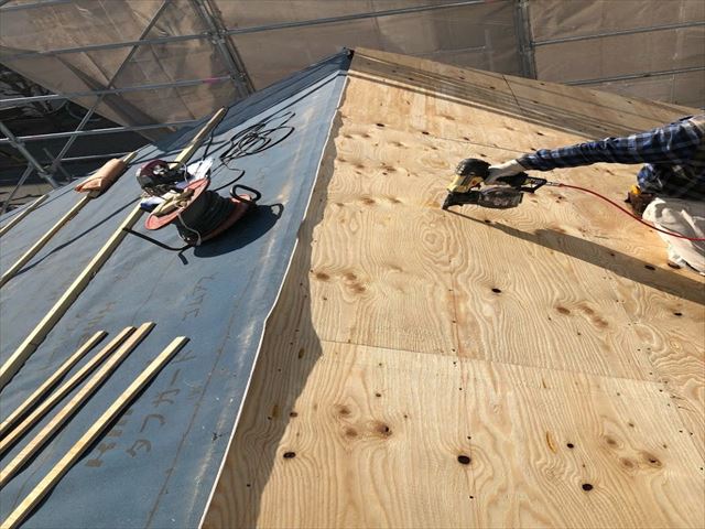 瓦が半分落ちた屋根