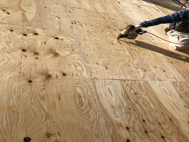 瓦が半分落ちた屋根