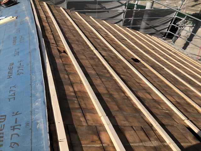 瓦が半分落ちた屋根