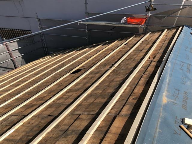 瓦が半分落ちた屋根