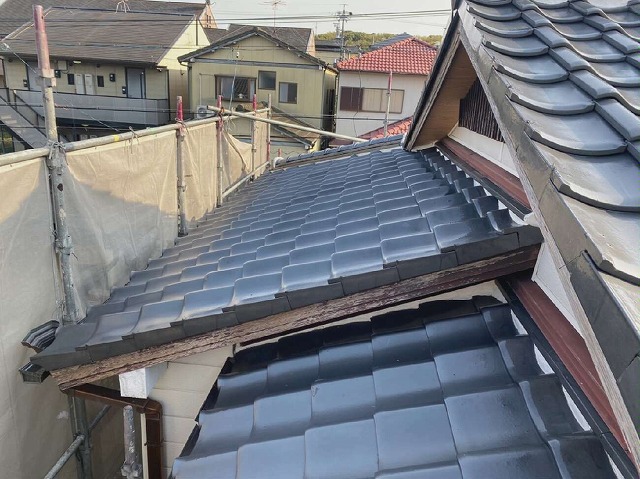 劣化した陶器瓦に塗装によるメンテナンスを行った仕上がり状況