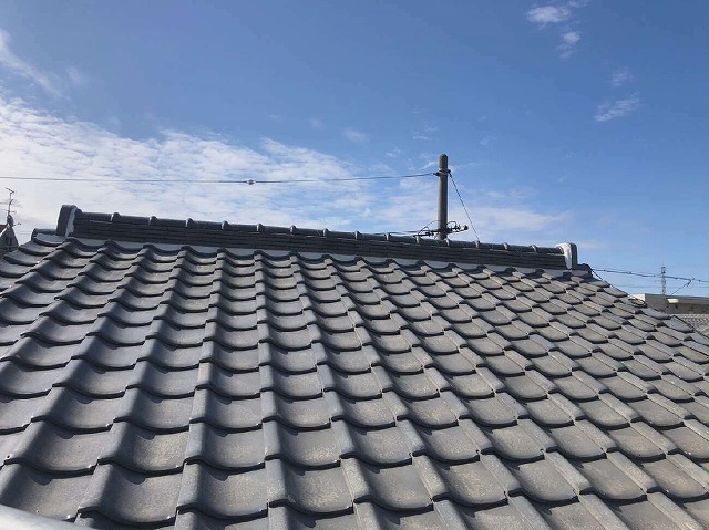 塗装メンテナンスを行う前の劣化が進んだ陶器瓦屋根