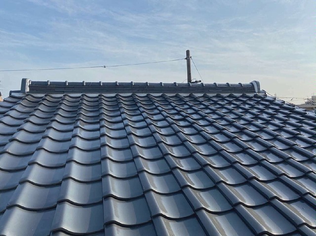 陶器瓦専用塗料のトウキマイルドを使って塗装メンテナンスを行い美しく仕上がった屋根