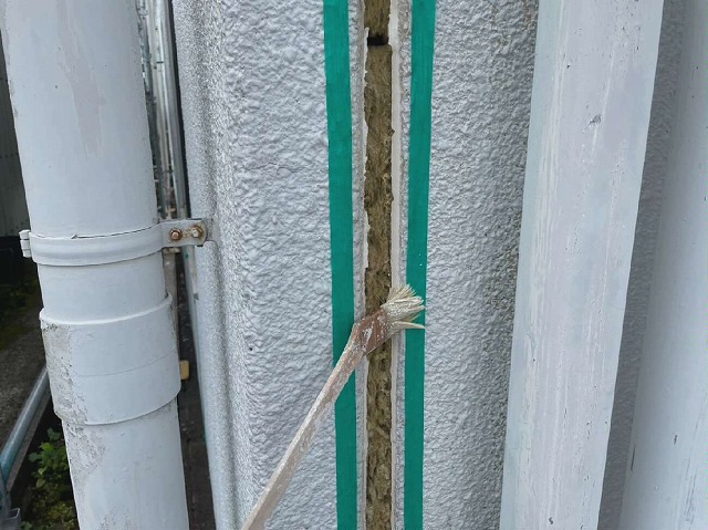 ALC外壁コーキング打ち替えのプライマー塗布