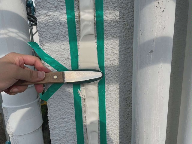 ALC外壁コーキング打ち替えのヘラ押さえ