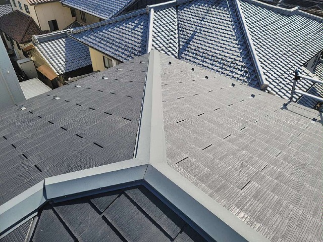 カラーベストの色あせが進む住宅