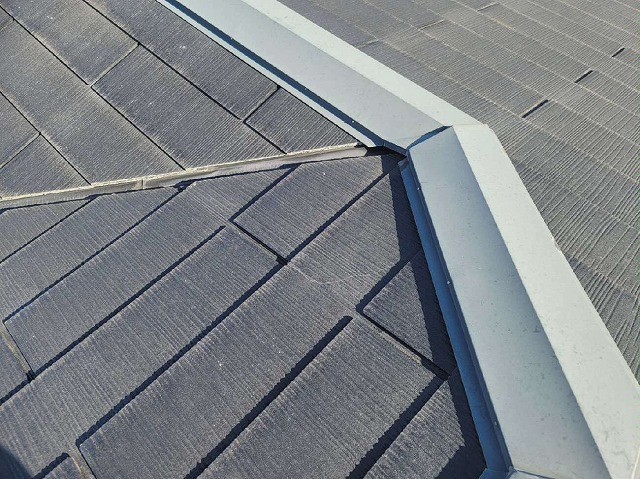 スレート屋根の塗装が劣化して割れが発生している状況