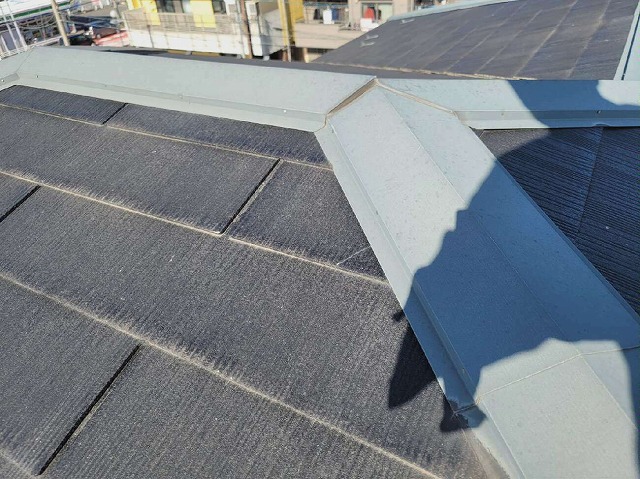 カラーベストの割れが発生している様子