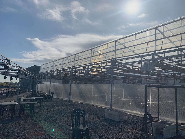 紫外線や風の影響で劣化したポリカーボネート波板