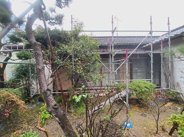 瓦棒葺き屋根の葺き替え工事の足場設置