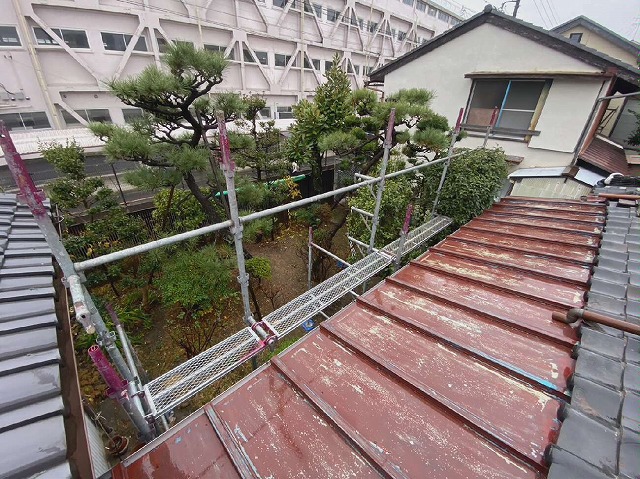 平屋住宅の金属屋根葺き替えの足場