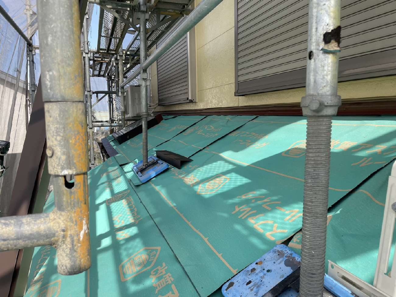 下屋根のルーフィング施工