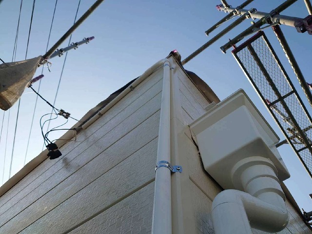 外壁仕上げの金属サイディングへの塗装工事前の様子