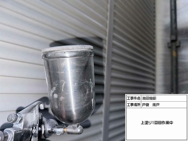 スプレー塗装を行う様子