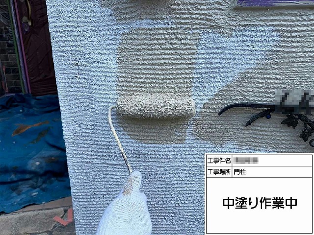 門柱の中塗り作業