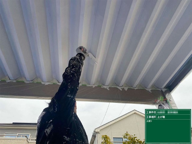 仕上げ塗装を行う様子