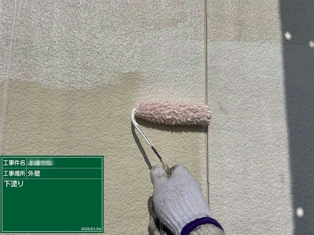 外壁の下塗りの様子