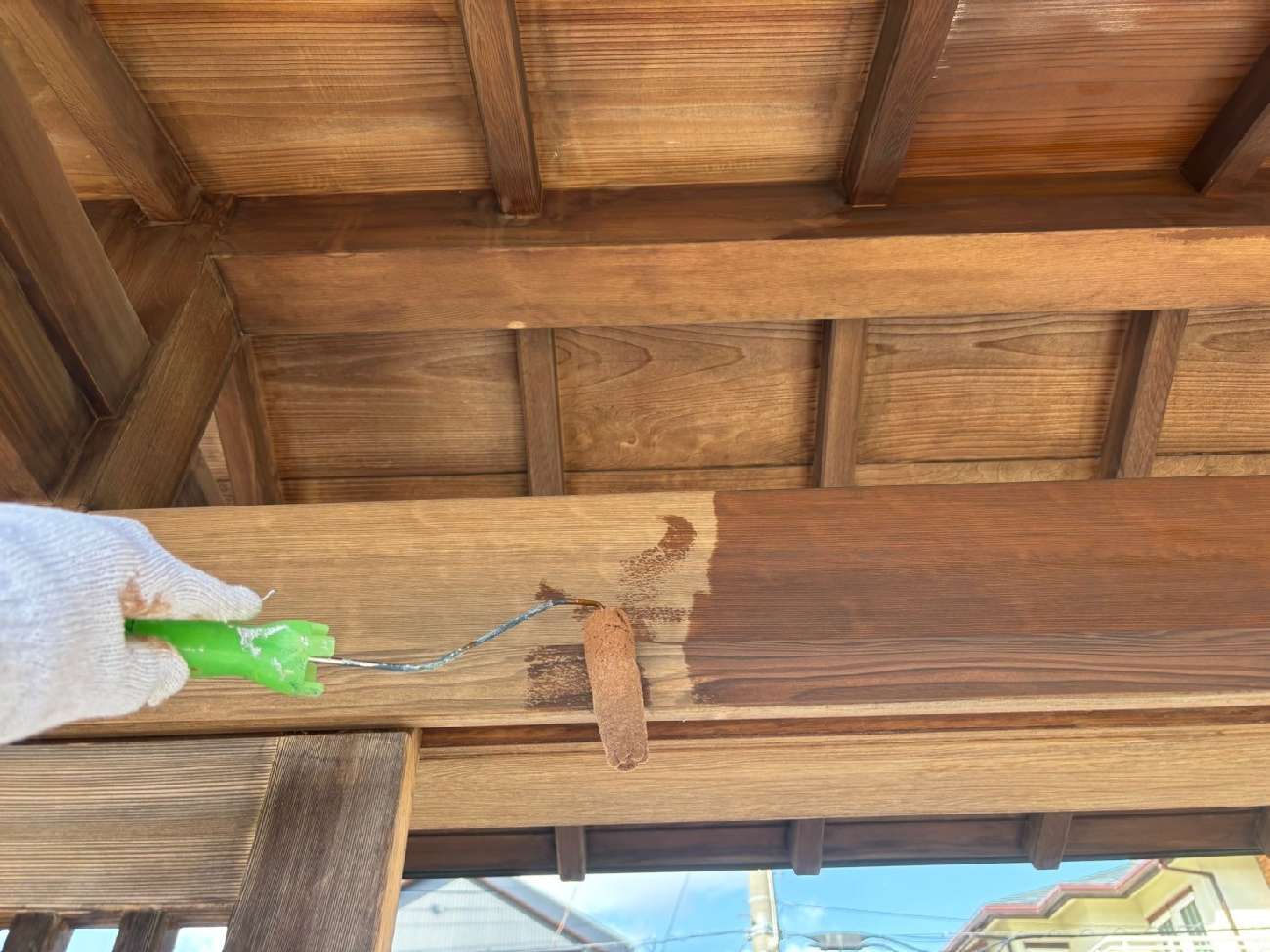 木部に塗装を行う様子