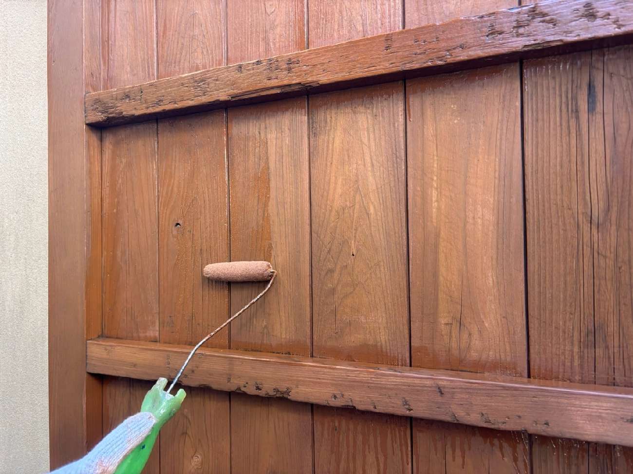 扉部分をていねいに二度塗り